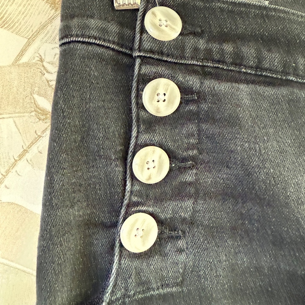 High-Waisted Wide Leg Cropped Jeans – Black Button Detail – Modern Chic - Picture 3 of 5